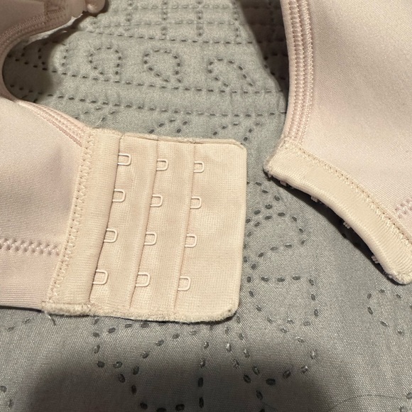 2 pk Vanity Fair Beauty Back Bras - Full Coverage Size 42D (Set of 2) - Picture 6 of 11